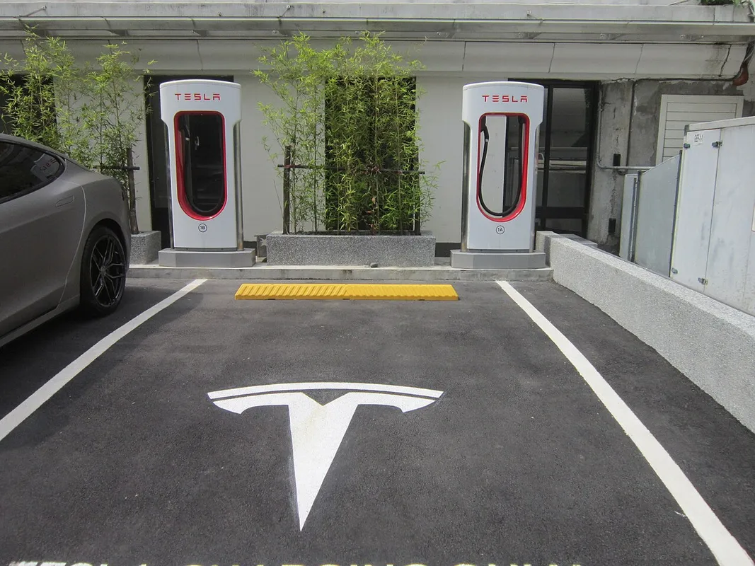 Un Tesla en un Supercargador