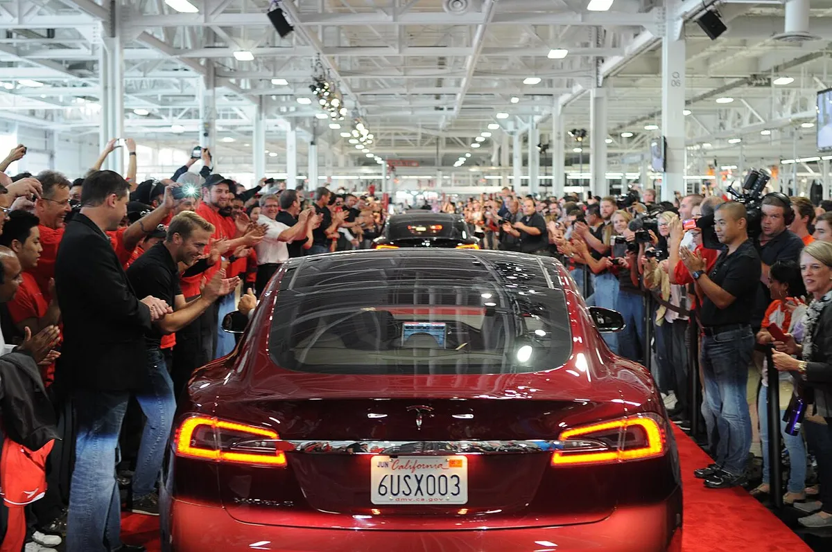 Fila de Tesla Model S durante las primeras entregas a clientes