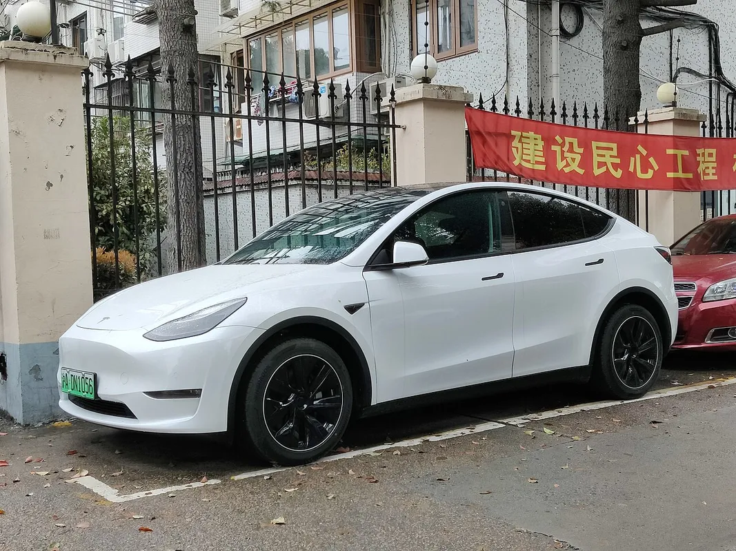 Tesla Model Y aparcado, vista general