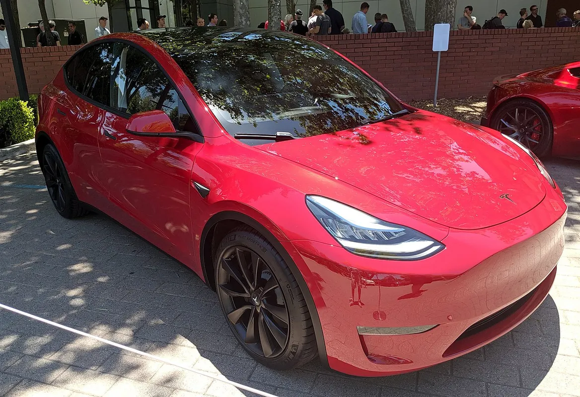 Tesla Model Y visto de frente, lateral del lado del pasajero
