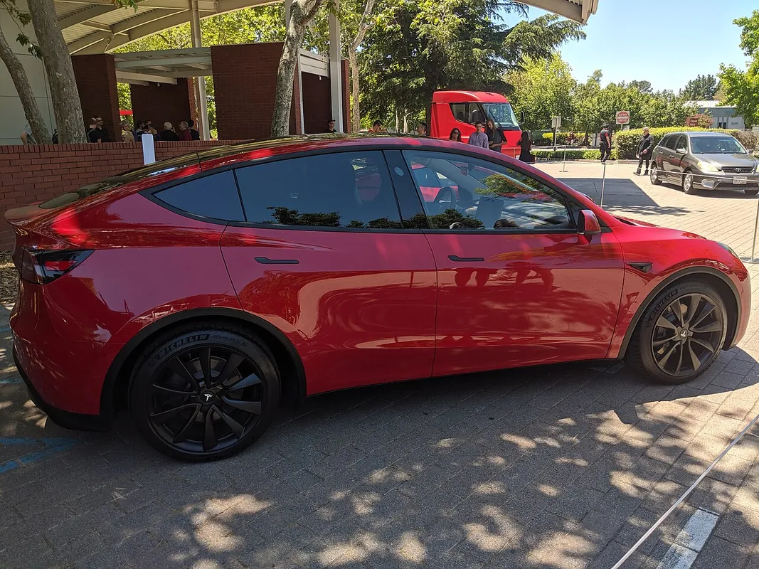 Tesla Model Y visto de lado, del lado del pasajero