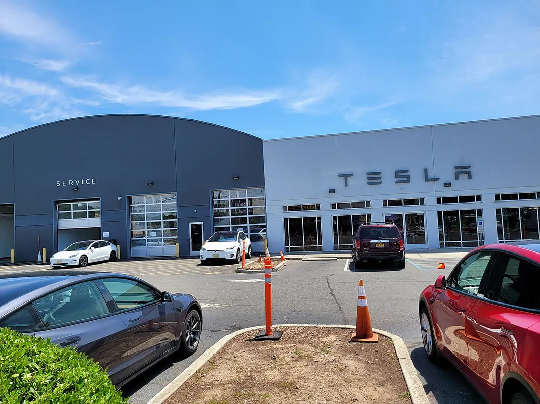 Una tienda y centro de entrega de Tesla