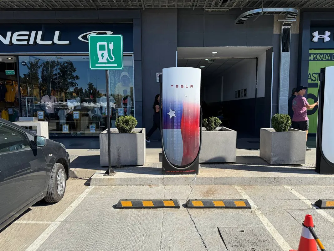 Un Tesla en un Supercargador